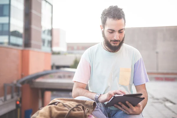 Schöner Mann mit Tablet — Stockfoto