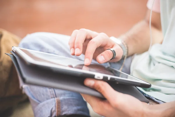 Le mani dell'uomo utilizzando tablet — Foto Stock