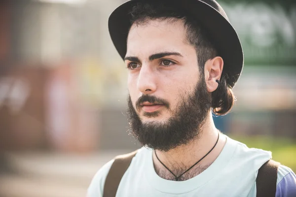 Hipster hombre moderno en la ciudad — Foto de Stock