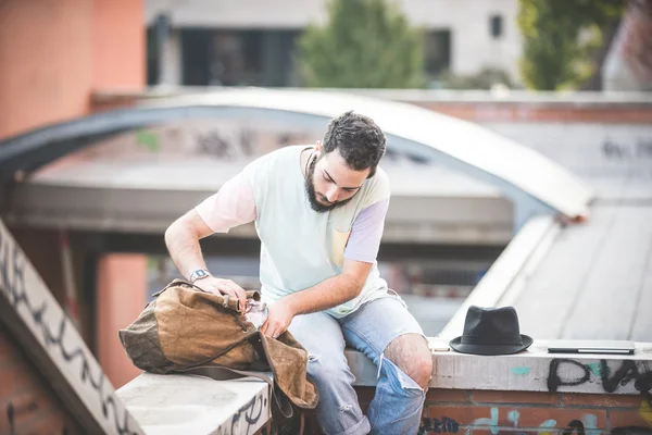 Hipster moderne man in de stad — Stockfoto