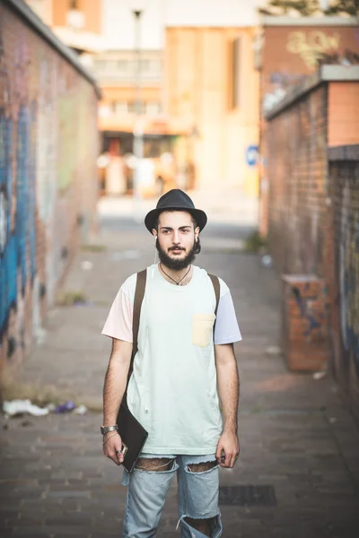 Hipster uomo moderno in posa per strada — Foto Stock