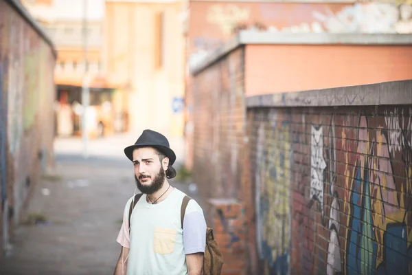 Ο σύγχρονος άνθρωπος hipster ποζάρουν στο δρόμο — Φωτογραφία Αρχείου