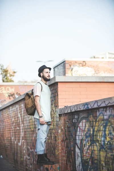 Hipster homem moderno posando na rua — Fotografia de Stock