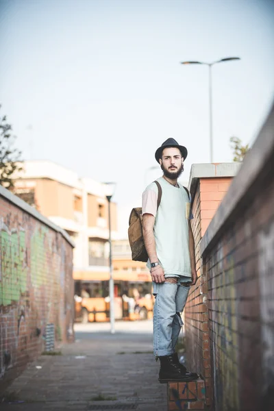 Hipster moderne mens die zich voordeed op de straat — Stockfoto