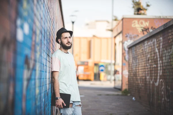 Hipster moderne mens die zich voordeed op de straat — Stockfoto