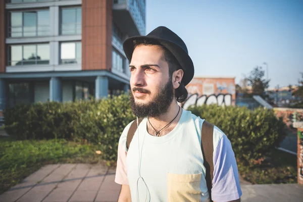 Hipster modern insan sokakta poz — Stok fotoğraf
