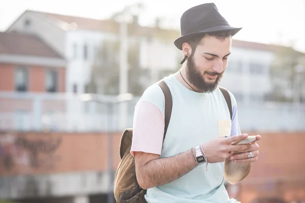 Hipster άνθρωπος χρησιμοποιώντας smartphone — Φωτογραφία Αρχείου