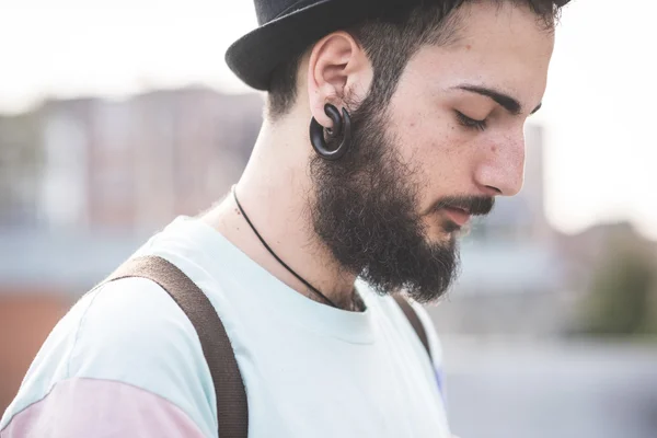 Hipster hombre moderno posando en la calle — Foto de Stock