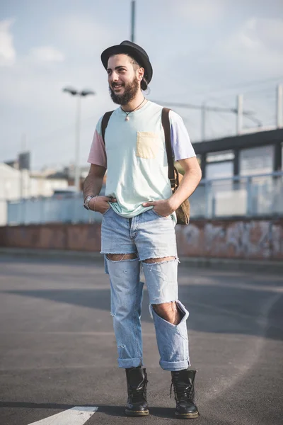 Hipster moderne mens die zich voordeed op de straat — Stockfoto