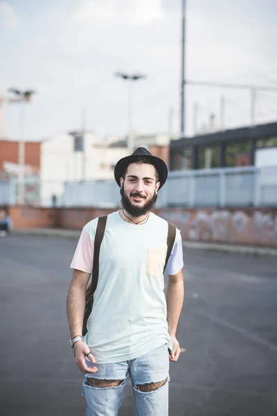 Hipster homem moderno posando na rua — Fotografia de Stock