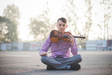 Genç Asyalı müzisyen