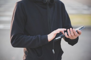 genç adam tablet kullanma