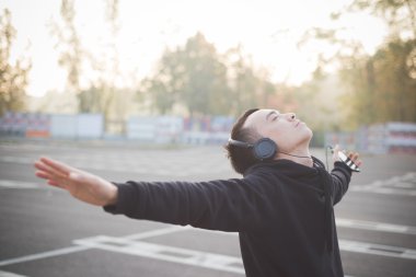 Genç Asyalı adam dans kulaklık