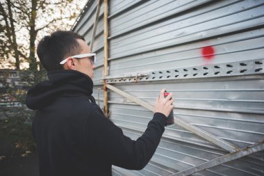 Genç Asyalı hip hop adam grafiti çizim