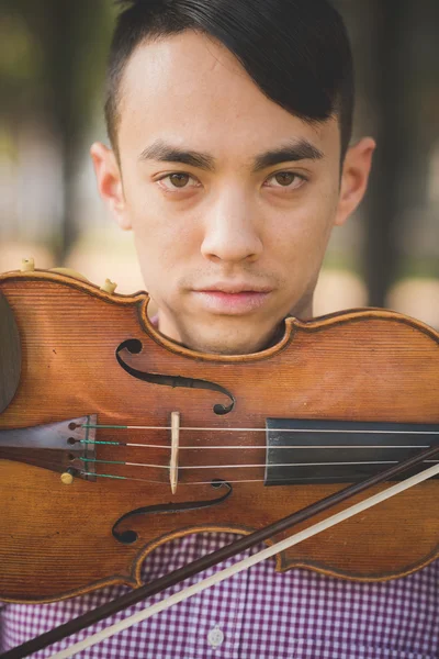 Jovem asiático músico — Fotografia de Stock