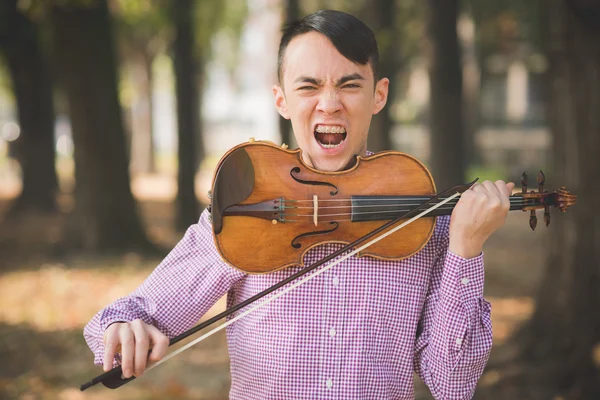 Jeune musicien asiatique — Photo