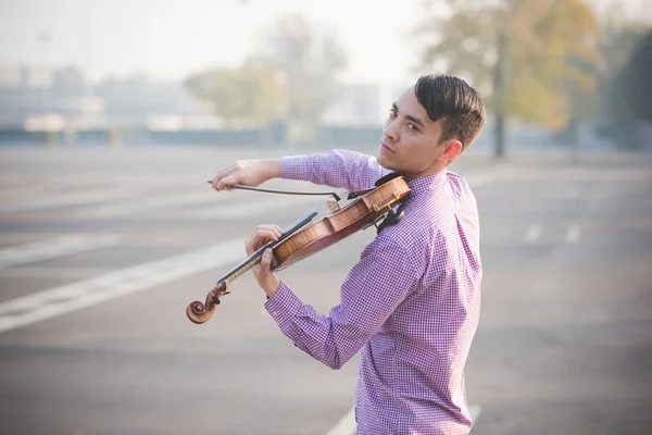 Jeune musicien asiatique — Photo