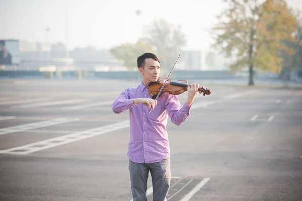 Junger asiatischer Musiker — Stockfoto