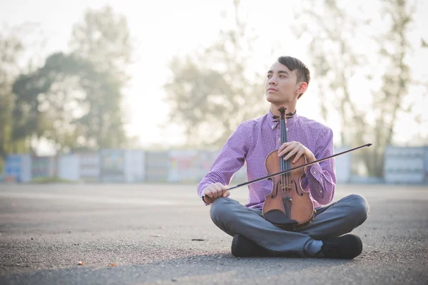Jeune musicien asiatique — Photo
