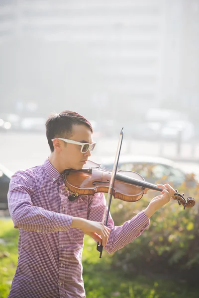 Giovane musicista asiatico — Foto Stock