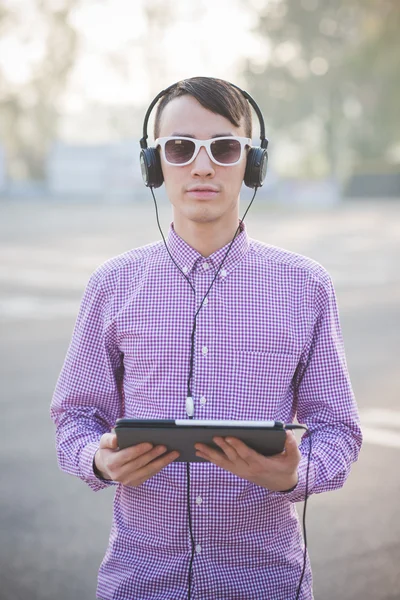 Hombre con tablet y auriculares — Foto de Stock