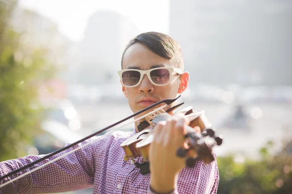 Jovem asiático músico — Fotografia de Stock