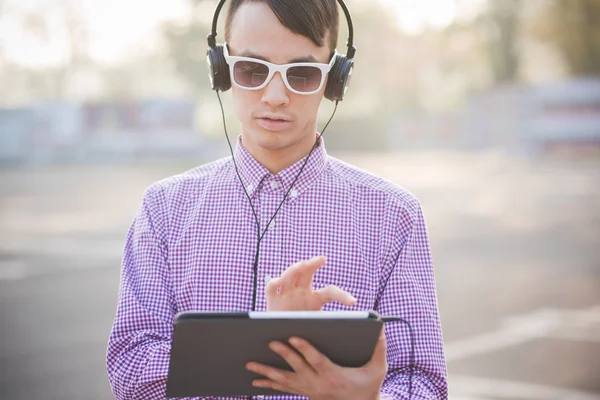 Man met Tablet PC- en hoofdtelefoon — Stockfoto