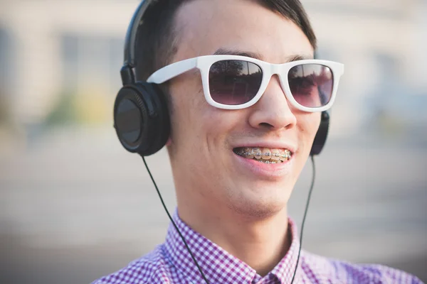 Uśmiechnięty mężczyzna w okularach słonecznych i słuchawki — Zdjęcie stockowe