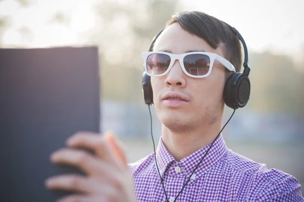Człowiek w okularach słonecznych i słuchawki — Zdjęcie stockowe