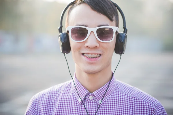 Hombre en gafas de sol y auriculares — Foto de Stock