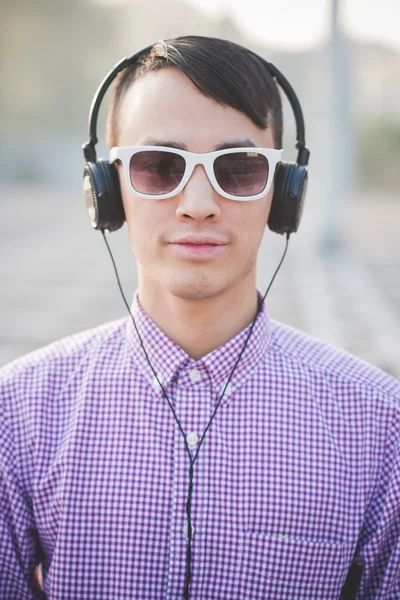 Человек в солнечных очках и наушниках — стоковое фото