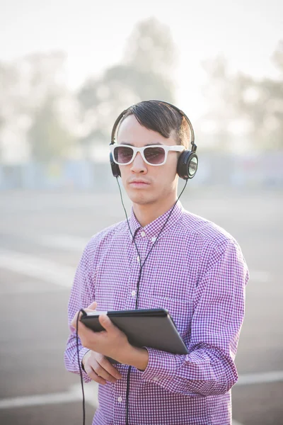 Hombre en gafas de sol y auriculares — Foto de Stock