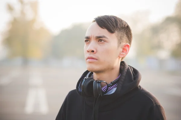 Joven asiático hombre en auriculares —  Fotos de Stock