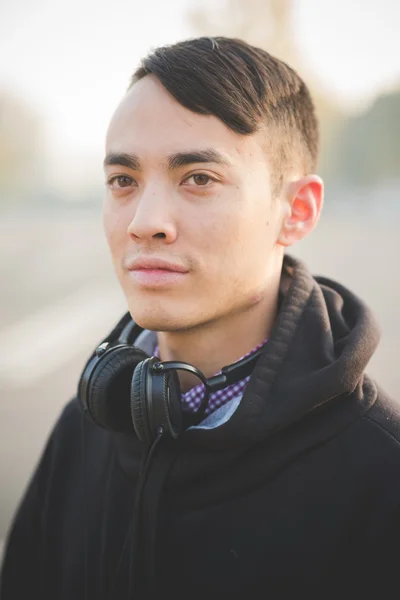 Genç Asyalı adam kulaklık — Stok fotoğraf