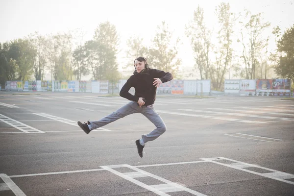 Jonge Aziatische man luisteren muziek — Stockfoto