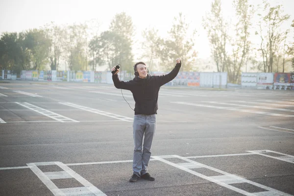 Joven asiático hombre escuchando música —  Fotos de Stock