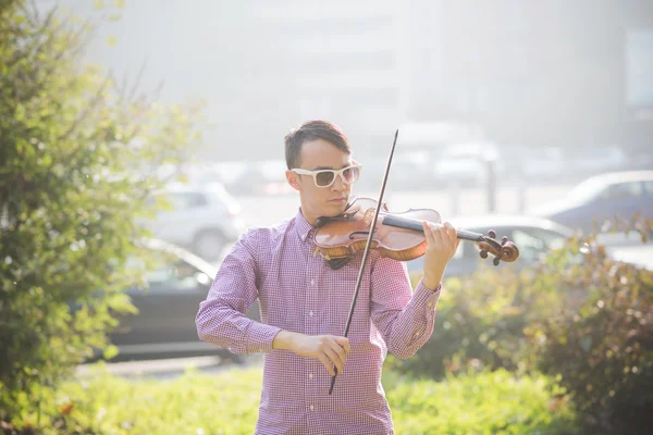 Junger verrückter Musiker spielt auf Geige — Stockfoto