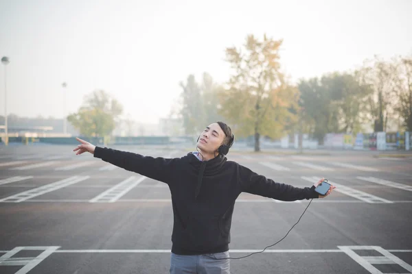 Junger asiatischer Mann in Kopfhörern tanzt — Stockfoto