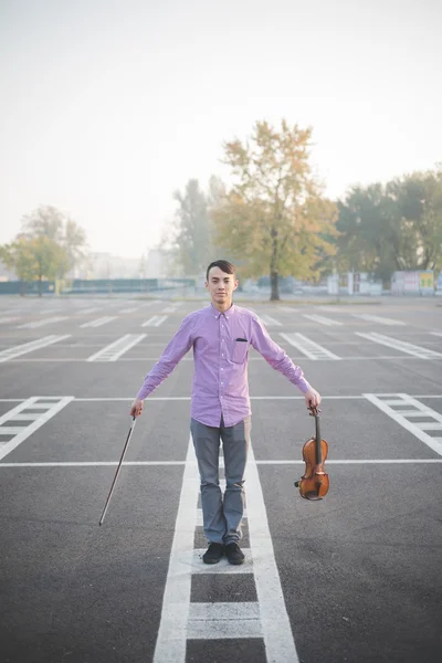Jovem músico louco violinista ao ar livre — Fotografia de Stock