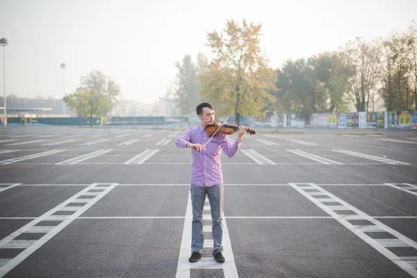 Ung galen musiker spelar på fiol — Stockfoto