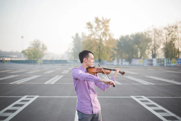 若い狂った演奏ヴァイオリン — ストック写真