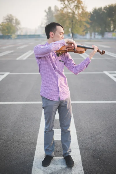 Jovem músico louco tocando violino — Fotografia de Stock