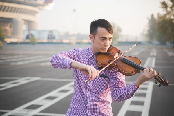 Ung galen musiker spelar på fiol — Stockfoto
