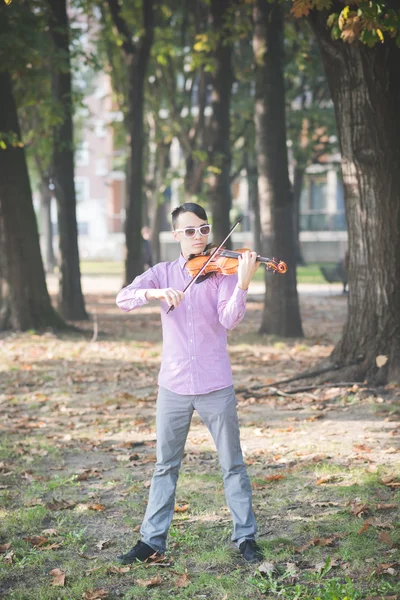 Joven músico loco tocando el violín — Foto de Stock