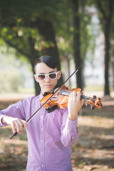 Jovem músico louco tocando violino — Fotografia de Stock