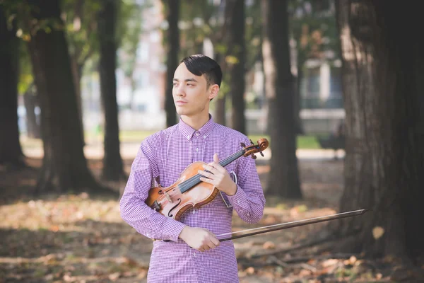 Jovem músico louco violinista ao ar livre — Fotografia de Stock