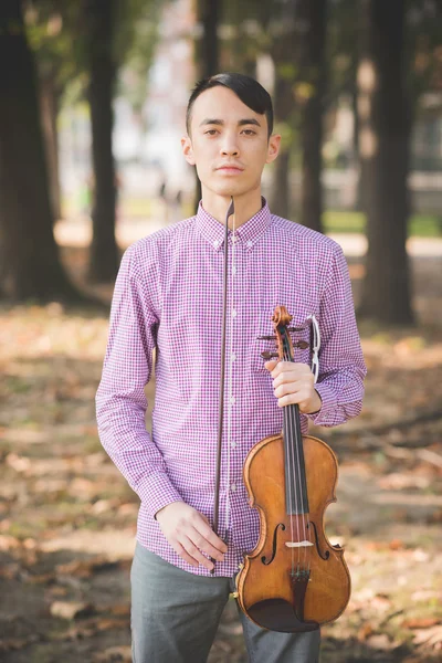 Jovem músico louco violinista ao ar livre — Fotografia de Stock