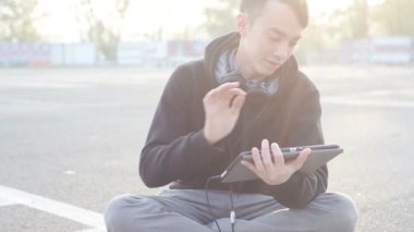 Tablet kullanan Asyalı adam
