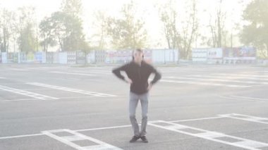 komik Asya adam müzik dinleme