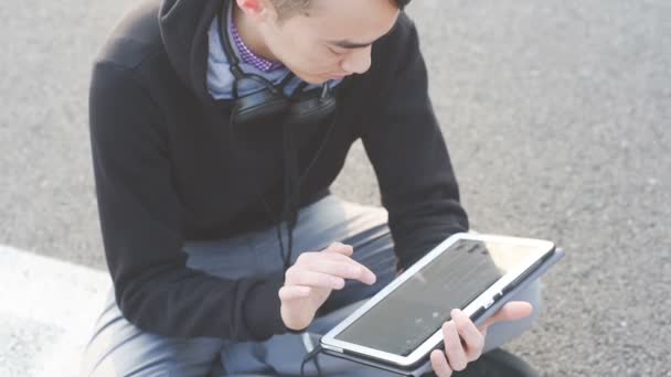 Homem asiático usando tablet — Vídeo de Stock